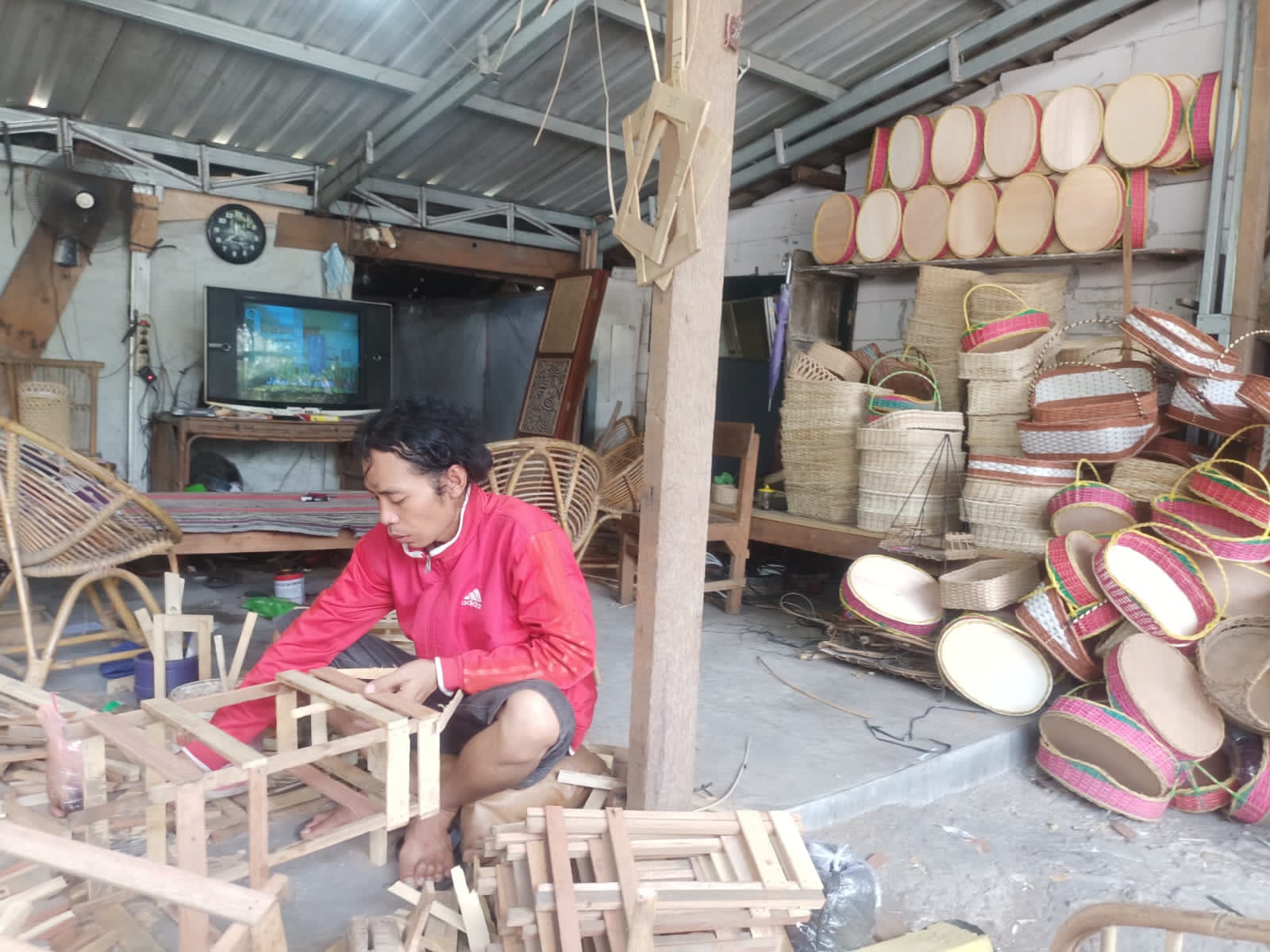 Ali sedang mengerjakan pesanan keranjang parsel Jumat (5/4). FIGUR RONGGO WASSALIM/JAWA POS RADAR SEMARANG