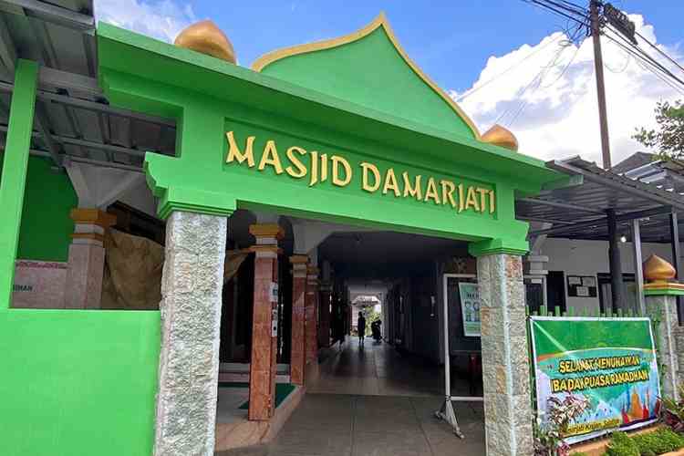 TERTUA: Tampak depan bangunan Masjid Damarjati di Dukuh Krajan, Kelurahan Salatiga yang sudah berusia 198 tahun. (DINAR SASONGKO/JAWA POS RADAR SEMARANG)