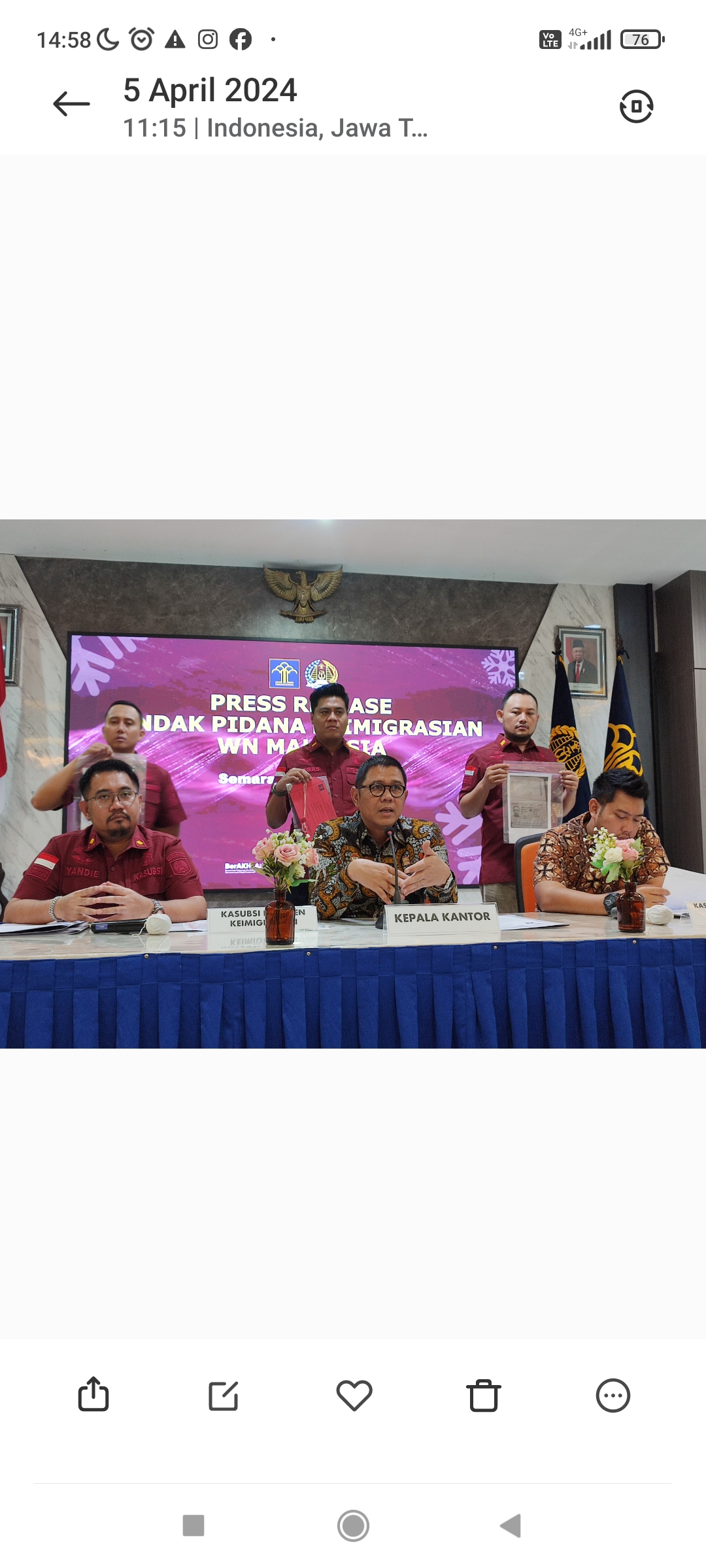 Kepala Kantor Imigrasi Semarang Guntur Sahat Hamonangan didampingi Kasi Intelijen dan Penindakan Keimigrasian dan Kasubsi Informasi dan Komunikasi memberikan keterangan pers, Jumat (5/4/2024).