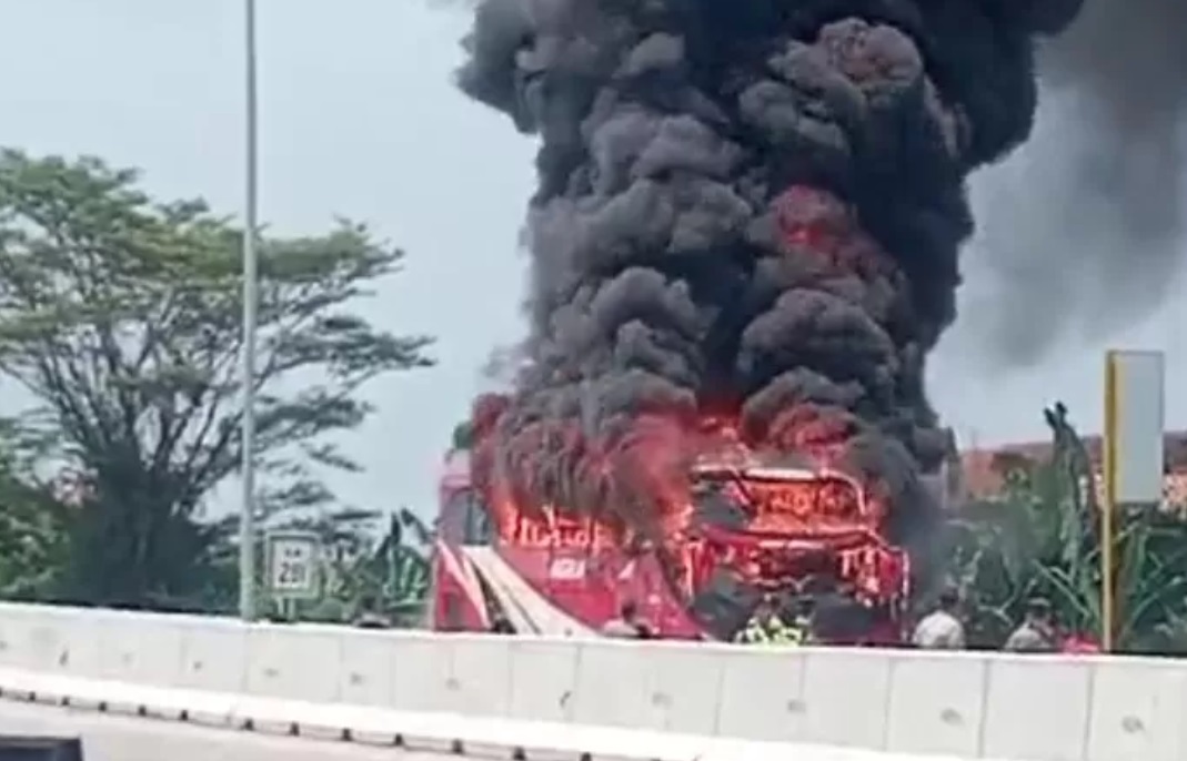 Kebakaran bus di Exit Tol Adiwerna