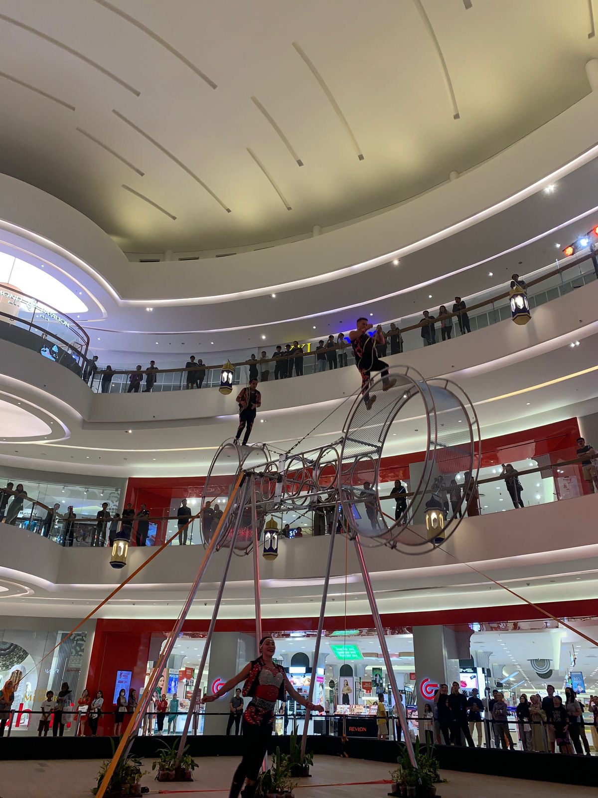Aly, Antony, dan Michael pemain akrobatik Wheel of Wonder menggelar pertunjukan pertamanya di Kota Semarang