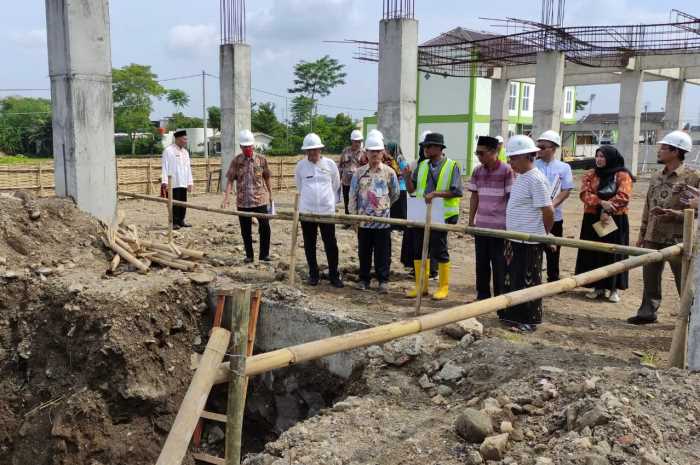 Monitoring pembangunan RSNU Kendal dan gedung MI Muhammadiyah Caruban Jumat (5/4).&nbsp;DEVI KHOFIFATUR RIZQI/ JAWA POS RADAR SEMARANG