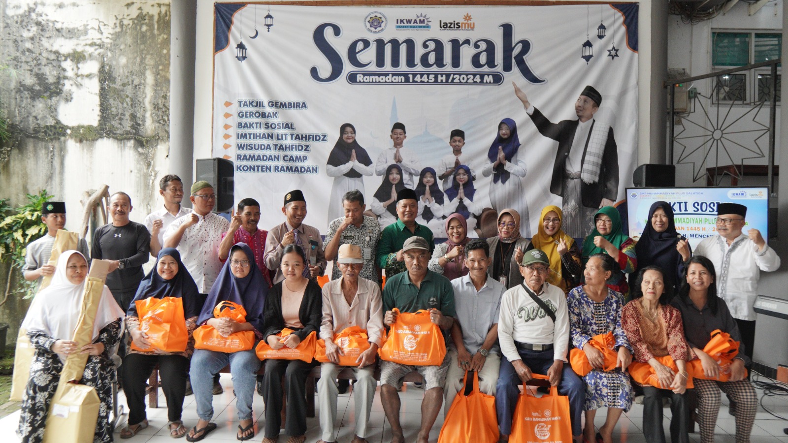 SMP Muhammadiyah Plus Salatiga menggelar kegiatan Bakti Sosial di bulan Ramadan dengan membagikan sebanyak kurang lebih 350 paket sembako kepada masyarakat sekitar sekolah.