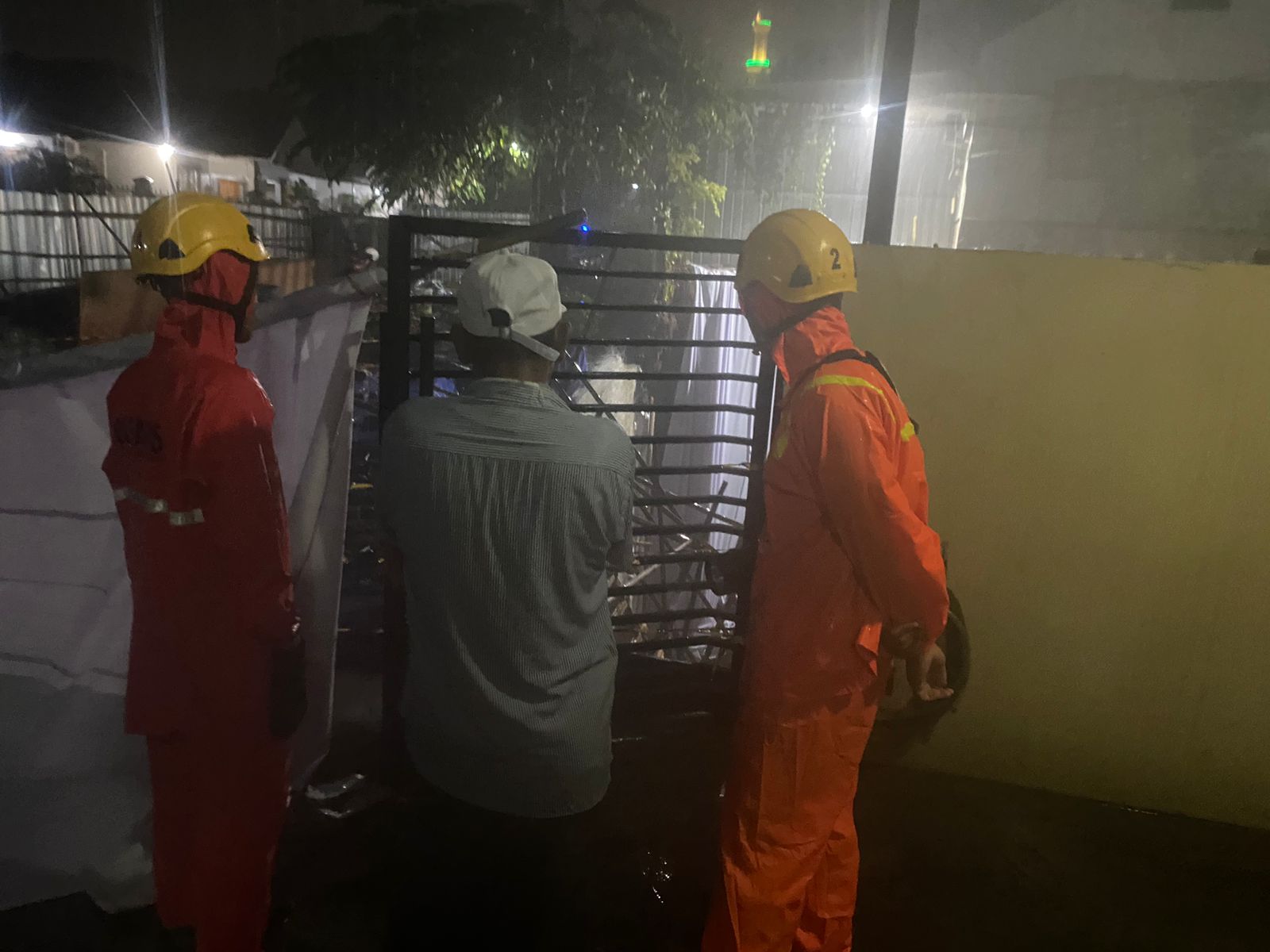 Petugas melakukan evakuasi longsor di kompleks perumahan Permata Puri Semarang, Jumat (5/4/2024).