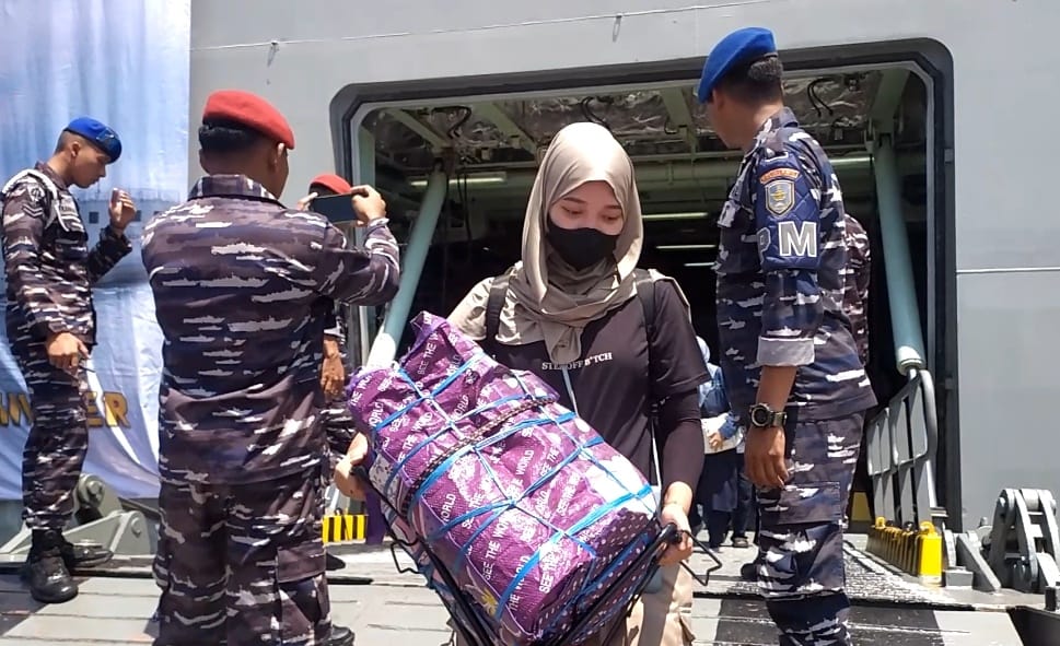 Kapal KRI Banda Aceh milik TNI Angkatan Laut dikerahkan untuk mengangkut sebanyak 1.025 pemudik dari wilayah Jakarta menuju Semarang dan Surabaya. (M Hariyanto/Jawa Pos Radar Semarang)