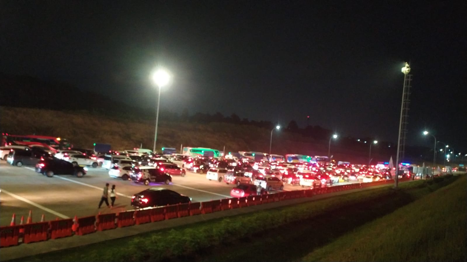 Kendaraan yang melintasi gerbang tol Kalikangkung Sabtu (6/4/2024) petang padat merayap. (M Hariyanto/Jawa Pos Radar Semarang)