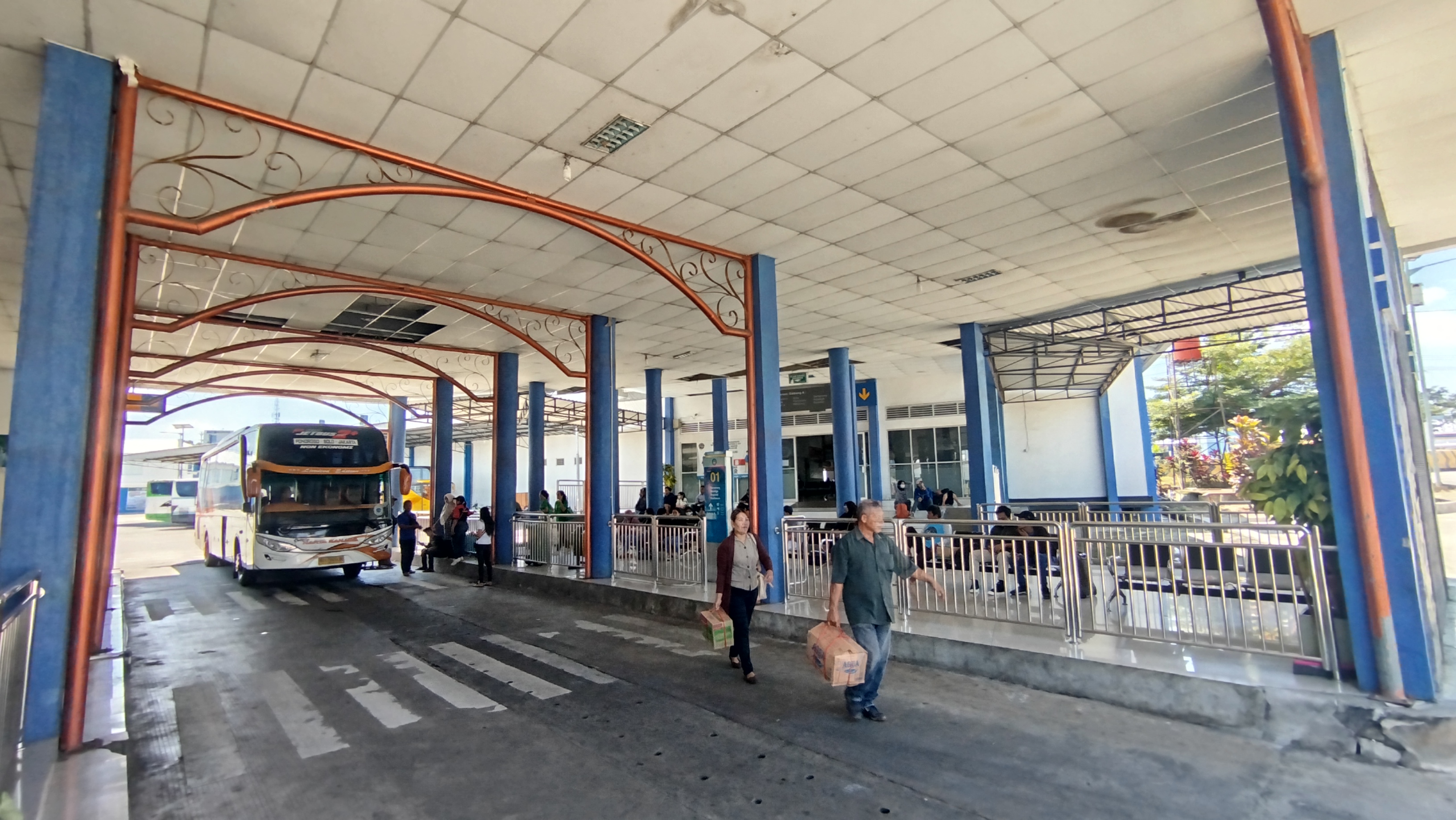 Para pemudik yang tengah menunggu kedatang bus di Terminal Bawen