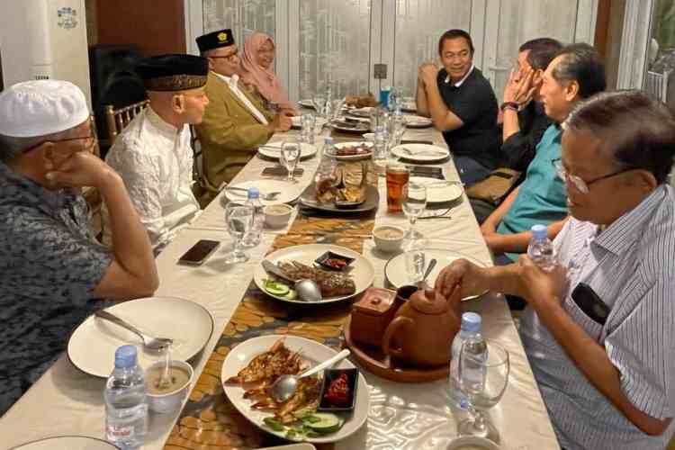 BAHAS PEREKONOMIAN: Komisaris Utama sekaligus PSP Bank Arto Moro, Prof Dr Subyakto SH, MH, MM saat berbuka puasa bersama sejumlah tokoh Jawa Tengah, Kamis (4/4) lalu.