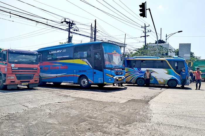 Beberapa bus berbaris di pintu masuk eks Terminal Terboyo untuk mengangkut penumpang menuju tujuan, Jumat (5/4). FIGUR RONGGO WASSALIM/JAWA POS RADAR SEMARANG