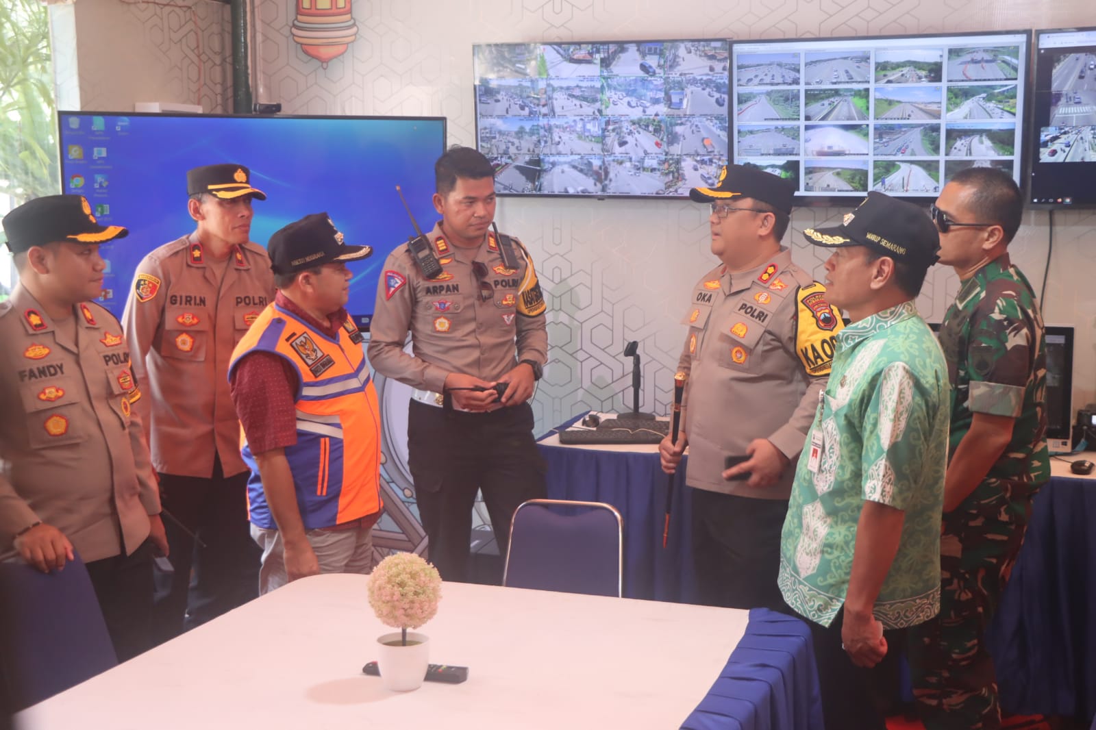 Bupati Semarang bersama Kapolres Semarang saat melakukan pemantauan di Rest Area KM 429A