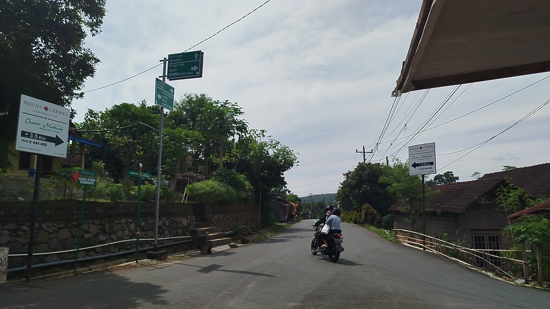 Salah satu jalur alternatif antar kabupaten di Desa Kalongan Kecamatan Ungaran Timur