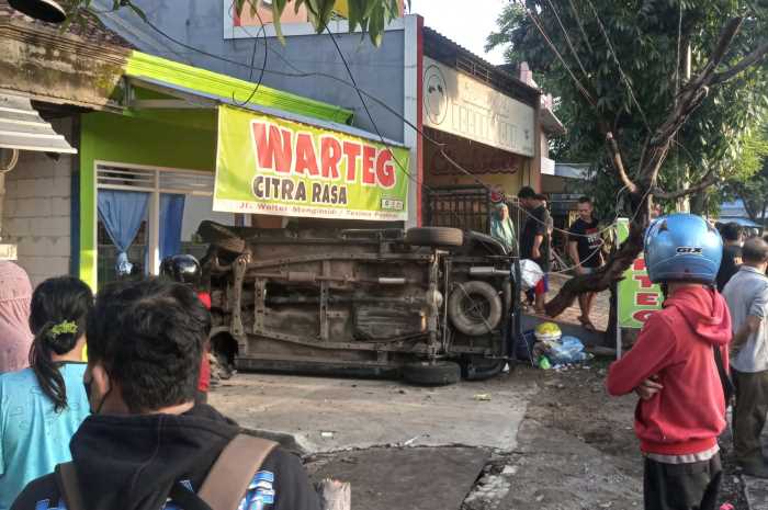 Warteg Citra Rasa di Jalan Wolter Monginsidi terseruduk Truk, Minggu (7/4). FIGUR RONGGO WASSALIM/JAWA POS RADAR SEMARANG