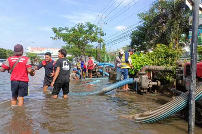 Pengoptimalan pompa dari BBWS Pemali-Juana dan DPU Kota Semarang di depan RSI Sultan Agung Semarang, Minggu (7/4). FIGUR RONGGO WASSALIM/JAWA POS RADAR SEMARANG
