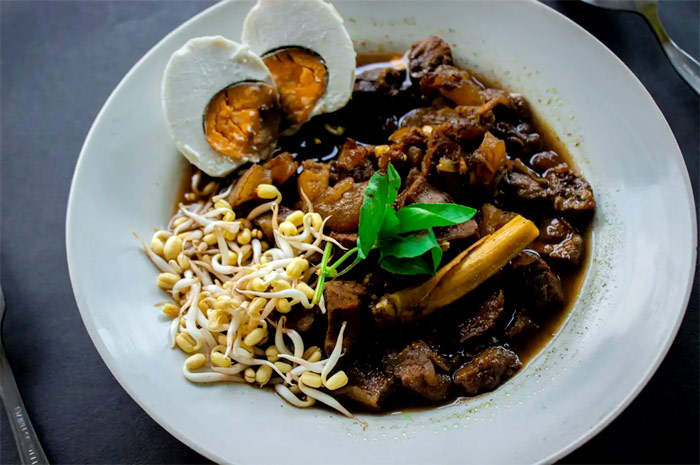 Rawon khas Surabaya, salah satu makanan penuh nostalgia saat lebaran.