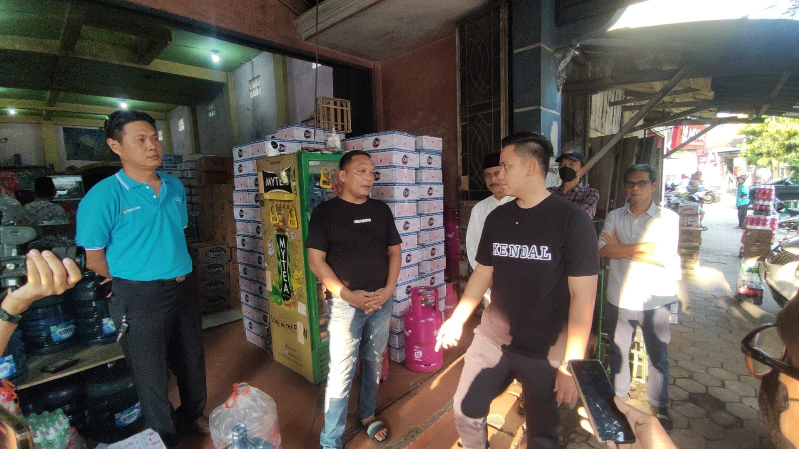 Bupati Kendal Dico M. Ganinduto saat melakukan sidak gas LPG 3 KG di pangkalan gas Kecamatan Kendal.