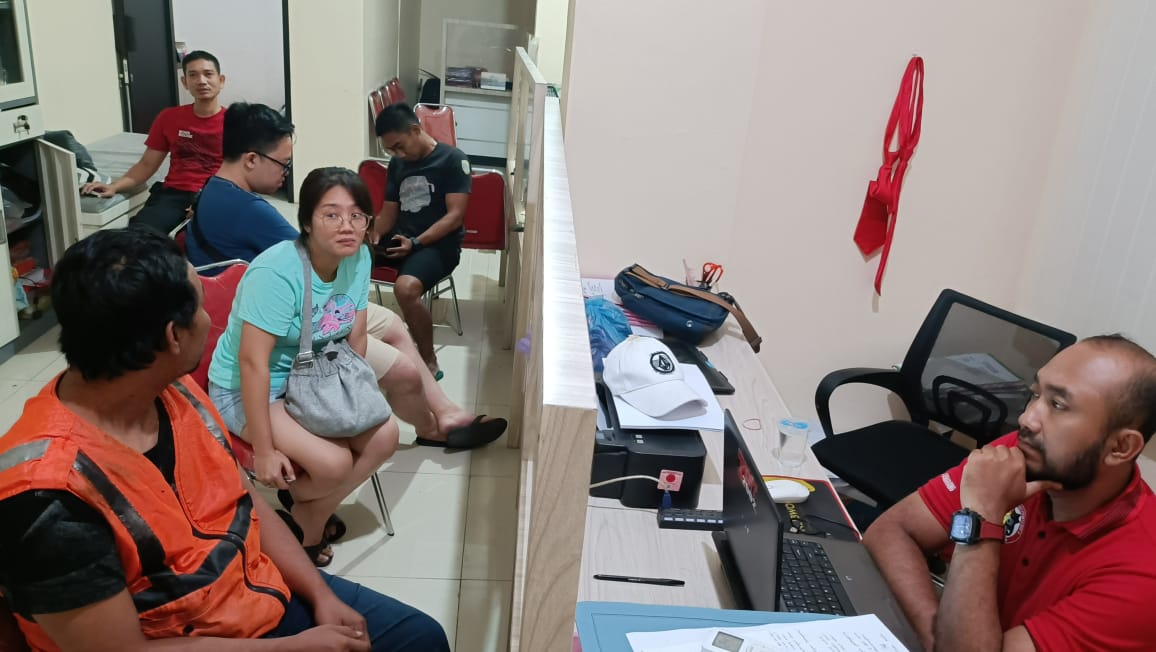 Sebuah mobil rombongan wisatawan ditarik biaya parkir di depan Ramayana, kawasan Simpang Lima Semarang mencapai Rp 40 ribu oleh oknum juru parkir (jukir). (M Hariyanto/Jawa Pos Radar Semarang)