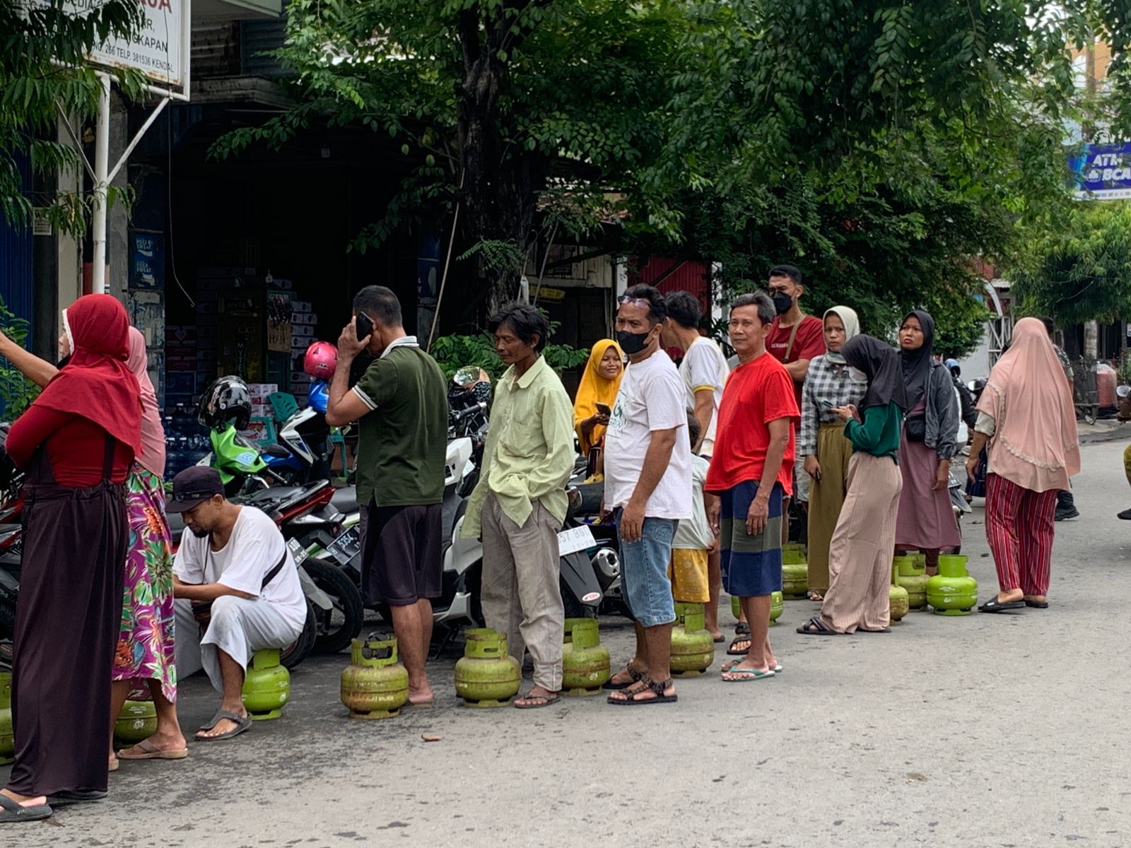 Ratusan warga rela antre gas melon di pangkalan LPG PT Kerja di Jalan Soekarno-Hatta Kendal. DEVI KHOFIFATUR RIZQI/ JAWA POS RADAR SEMARANG