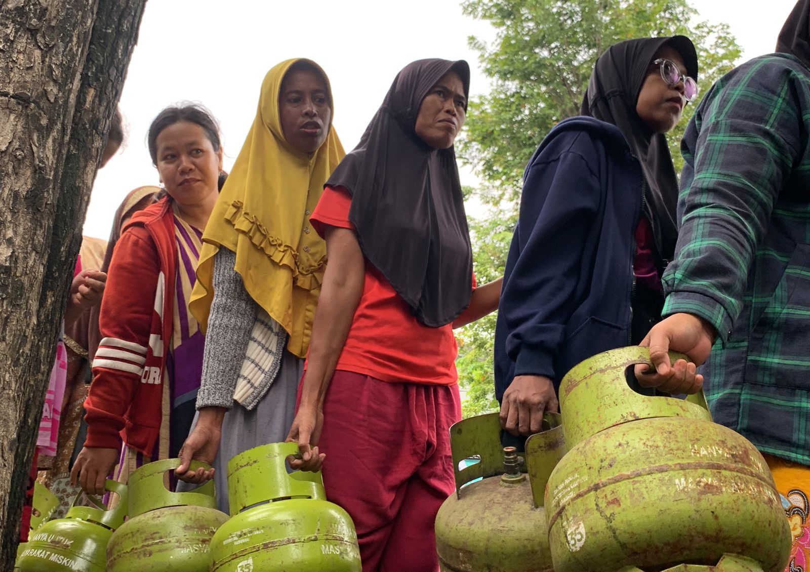 Ratusan warga rela antre gas melon di pangkalan LPG PT Kerja di Jalan Soekarno-Hatta Kendal. DEVI KHOFIFATUR RIZQI/ JAWA POS RADAR SEMARANG