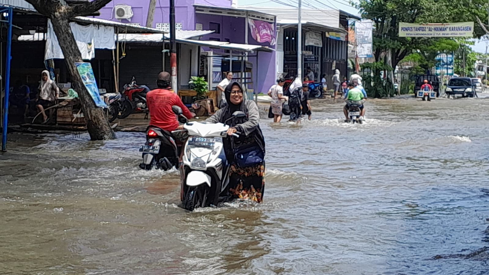Warga Desa Kalisari, Kecamatan Sayung hingga kini kondisinya memprihatinkan lantaran kampungnya masih banjir. (Wahibpribadi)