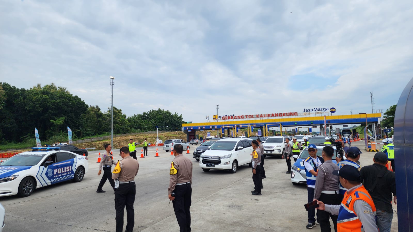 One way Nasional dari Cikatama menuju Kalikangkung Semarang telah dilakukan penutupan, Selasa (9/4/2024). (Nurchamim/Jawa Pos Radar Semarang)