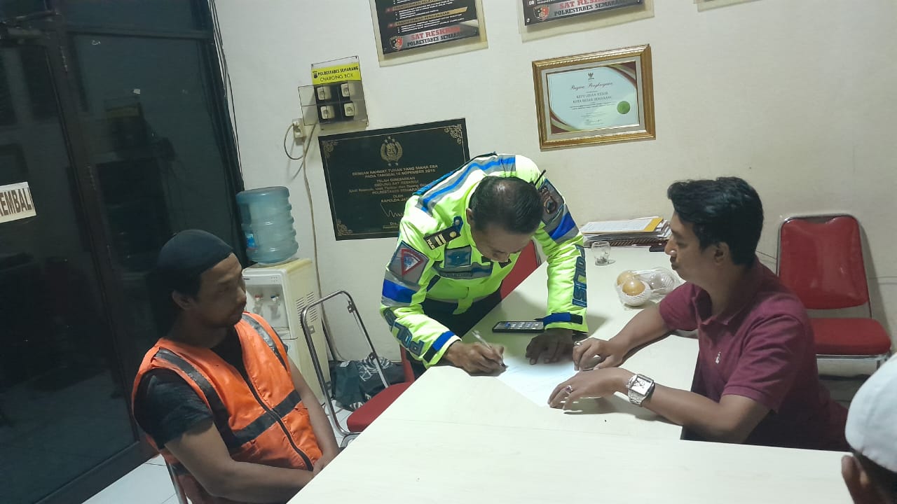 Polisi mengamankan jukir kawasan Simpang Lima Semarang  yang tarik uang parkir Rp 40 ribu.