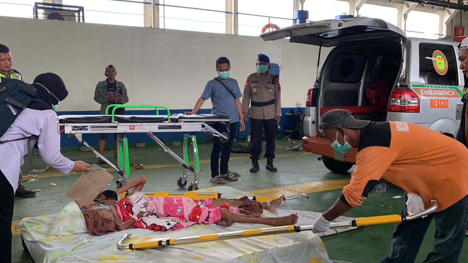 Para pemudik gelombang kedua dari Kumai Kalimantan Tengah saat tiba di Pelabuhan Kendal Selasa (9/4) sore. DEVI KHOFIFATUR RIZQI/ JAWA POS RADAR SEMARANG