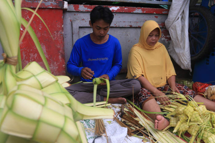 Penjual selongsong ketupat di Pasar Peterongan Semarang Selasa (9/4/2024). (Nurchamim/Jawa Pos Radar Semarang)