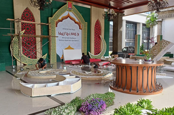 Persiapan open house dilakukan di hall Balai Kota Semarang, Selasa (9/4) yang bakal digunakan Rabu (10/4). ADENNYAR WYCAKSONO/JAWA POS RADAR SEMARANG
