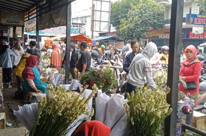 Para penjual bungan yang menjajakan dagangannya di Pasar Bandarjo. NURFAIK NABHAN/Jawa Pos Radar Semarang