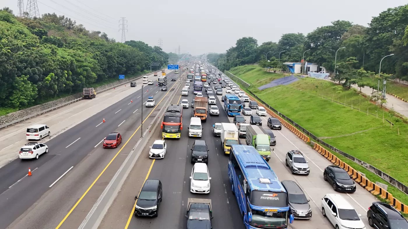 Ribuan kendaraan memasuki Gerbang Tol Cikampek Utama menuju arah Tol Cipali di Karawang, Jawa Barat, Sabtu (6/4/2024). (DERY RIDWANSAH/ JAWAPOS.COM)