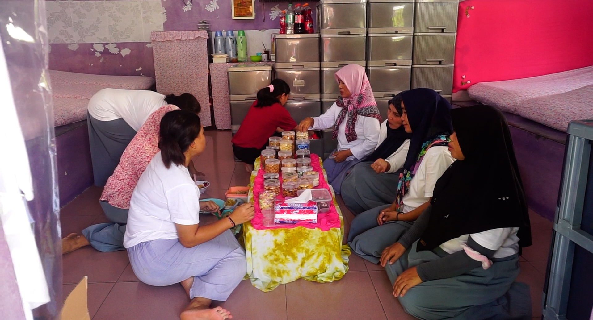 Warga binaan LPP Semarang menikmati lebaran dengan saling bersilaturahmi di blok 6A. IDA FADILAH/JAWA POS RADAR SEMARANG