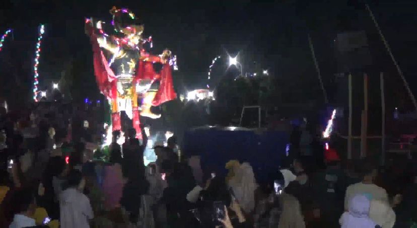 Miniatur kreasi remaja masjid Desa Kalirejo diarak keliling desa dalam momen Lebaran 1445 Hijriah. DEVI KHOFIFATUR RIZQI/ JAWA POS RADAR SEMARANG