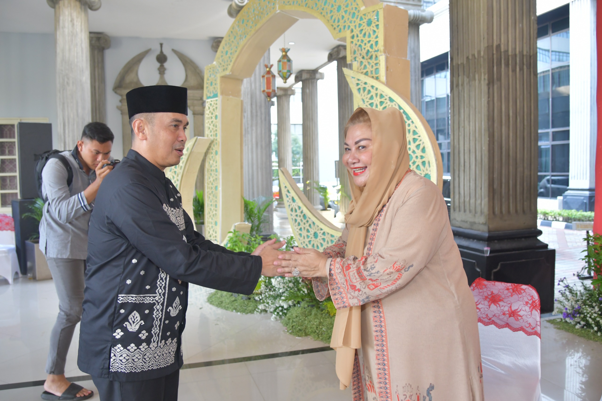Open House digelar Wali Kota Semarang, Hevearita Gunaryanti Rahayu usai pelaksanaan Sholat Idul Fitri di Halaman Balai Kota Semarang, Rabu (10/4).
