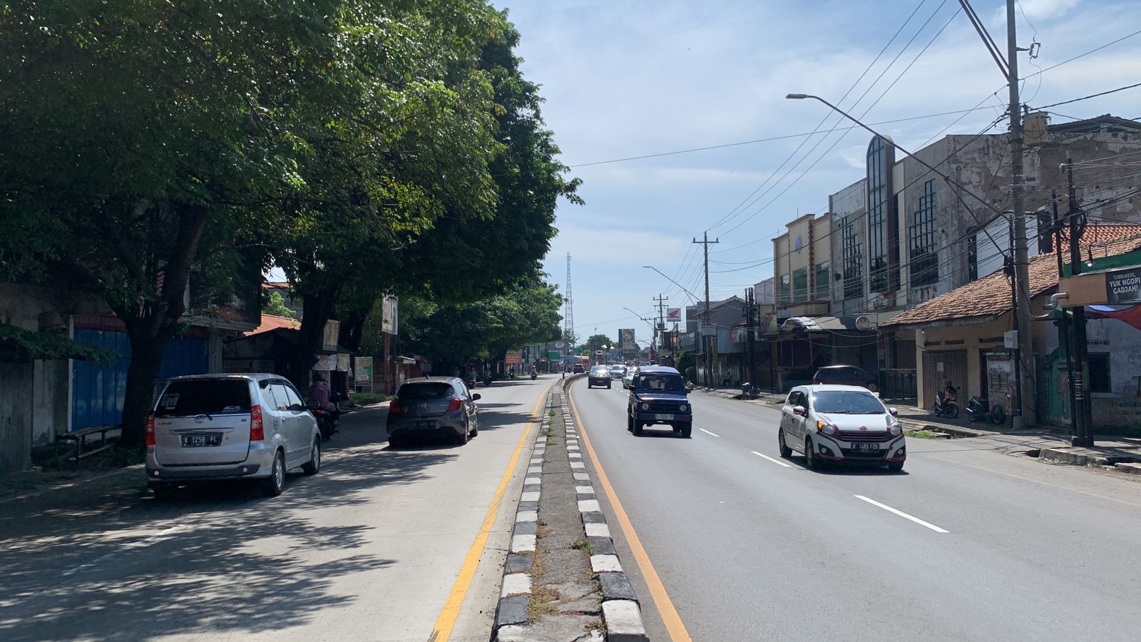 Arus lalu lintas di Jalur Pantura Kendal depan Pasar Cepiring tampak landai dan lancar Rabu (10/4). DEVI KHOFIFATUR RIZQI/ JAWA POS RADAR SEMARANG