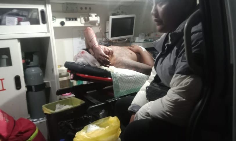 Korban pembacokan mendapatkan perawatan medis di ambulans.
