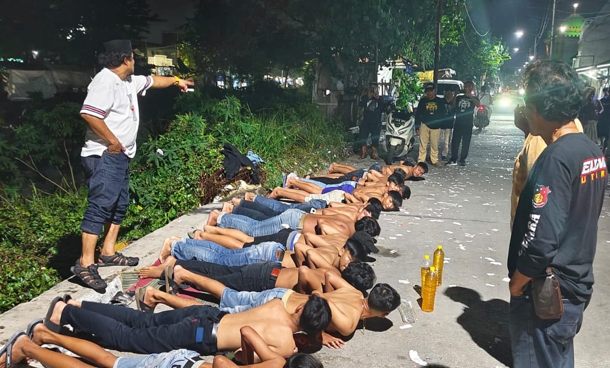 Sebanyak 25 remaja di wilayah Semarang Utara mendapat pembinaan anggota Polsek Semarang Utara, Rabu (10/4/2024) dinihari. Mereka kedapatan bergerombol dan menenggak minuman beralkohol jenis ciu.