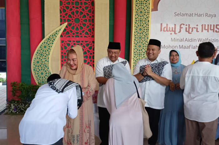 Wali Kota Semarang, Hevearita Gunaryanti Rahayu, ketika bertemu dengan masyarakat saat acara open house di Balai Kota Semarang. ADENNYAR WYCAKSONO/JAWA POS RADAR SEMARANG