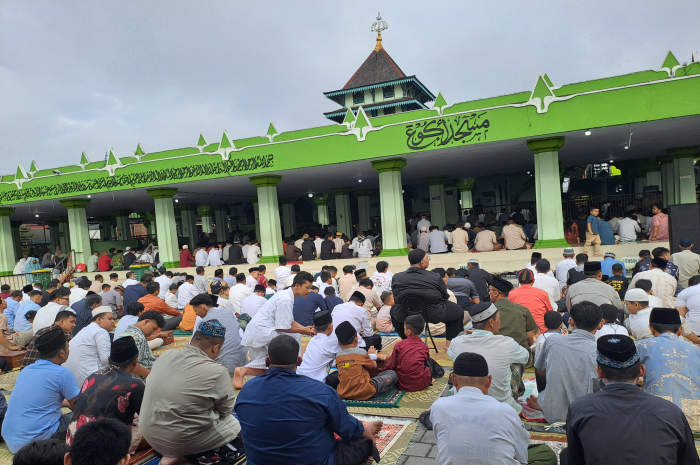 Ribuan warga tampak antusias mengikuti ibadah Shalat Idul Fitri di Masjid Agung Kauman Kota Magelang, Rabu (10/4) pagi. ROFIK SYARIF G P/JAWA POS RADAR SEMARANG