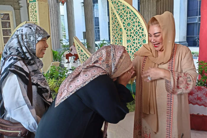Salat Idul Fitri dan Open House yang diselenggarakan Pemkot Semarang, Rabu (10/4) pagi menjadi momentum terakhir bagi Wali Kota Semarang, Hevearita Gunaryanti Rahayu. (Adennyar Wycaksono)