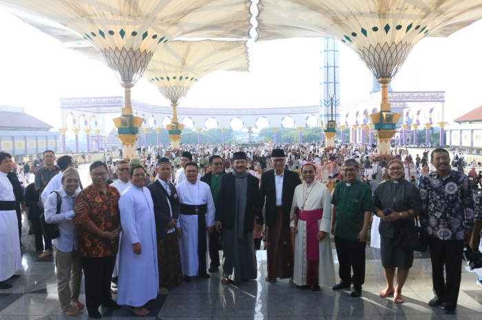 Sejumlah pemuka lintas agama, mendatangi masjid MAJT usai sholat Idul Fitri Rabu (10/4/2024). (Nurchamim/Jawa Pos Radar Semarang)