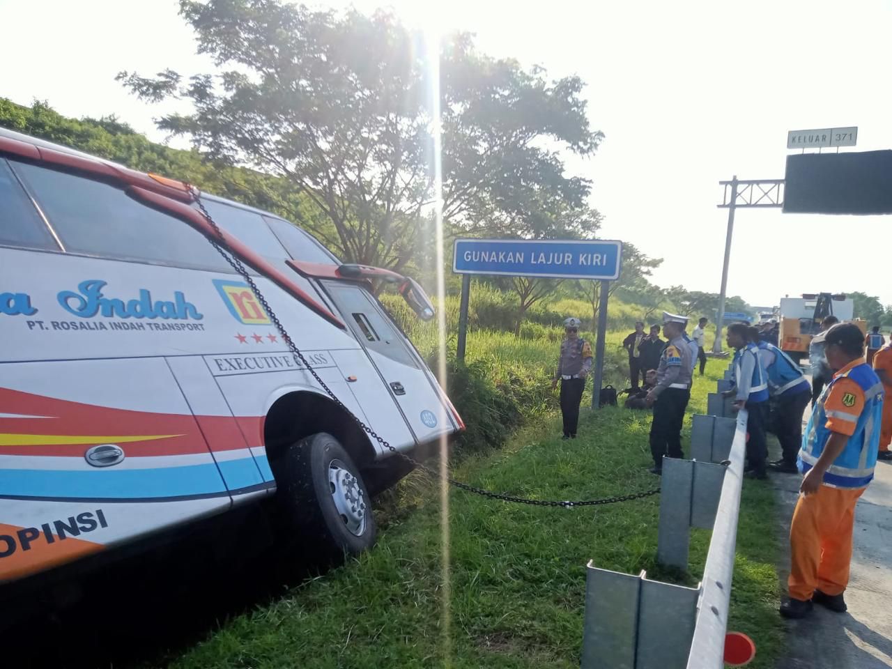 Bus PO Rosalia Indah di Jalan Tol KM 370 A Batang-Semarang. Akibatnya, 7 orang meninggal dunia dalam lakalantas tersebut.