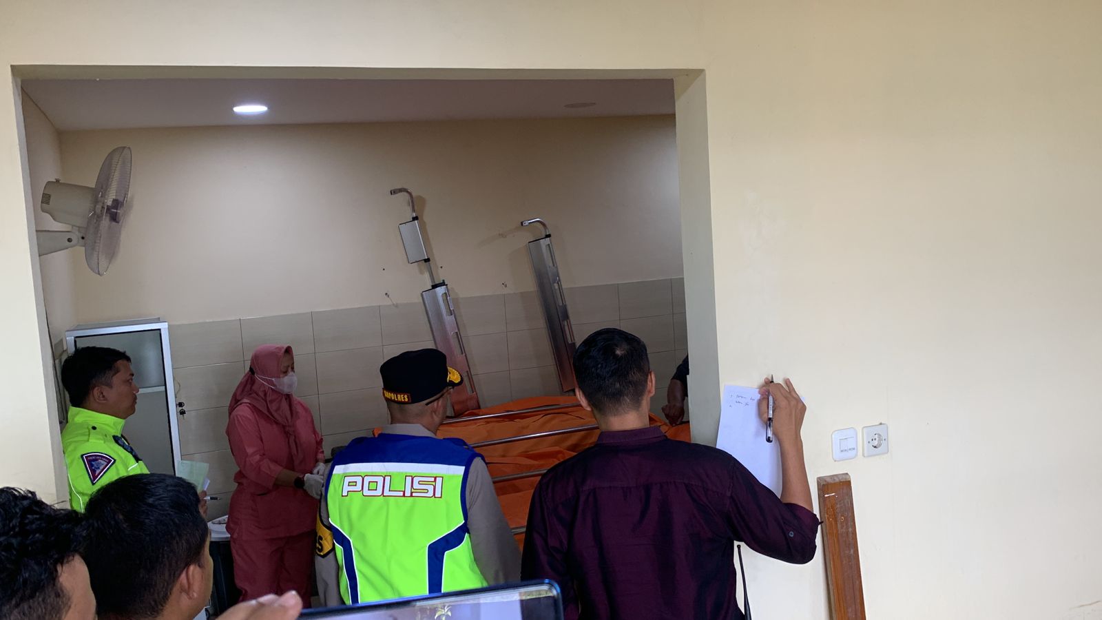 Korban tewas kecelakaan bus Rosalia Indah dibawa ke RSI Kendal. DEVI KHOFIFATUR RIZQI/ JAWA POS RADAR SEMARANG