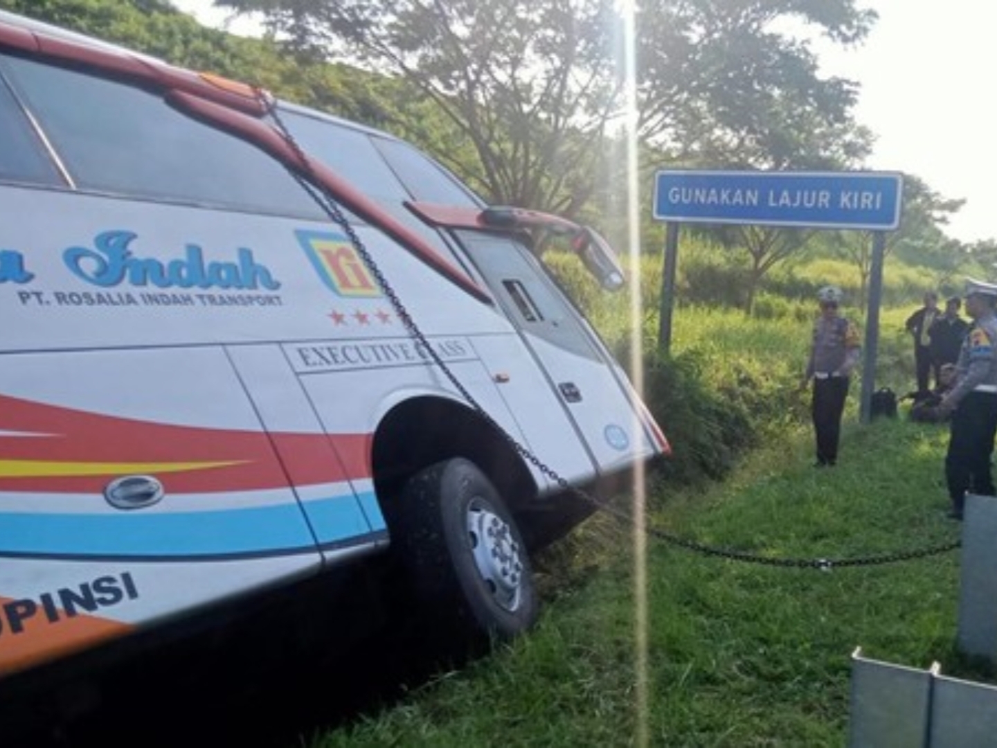 Kondisi bus PO Rosalia Indah yang terjerembab di parit ruas Tol Batang-Semarang. (istimewa)