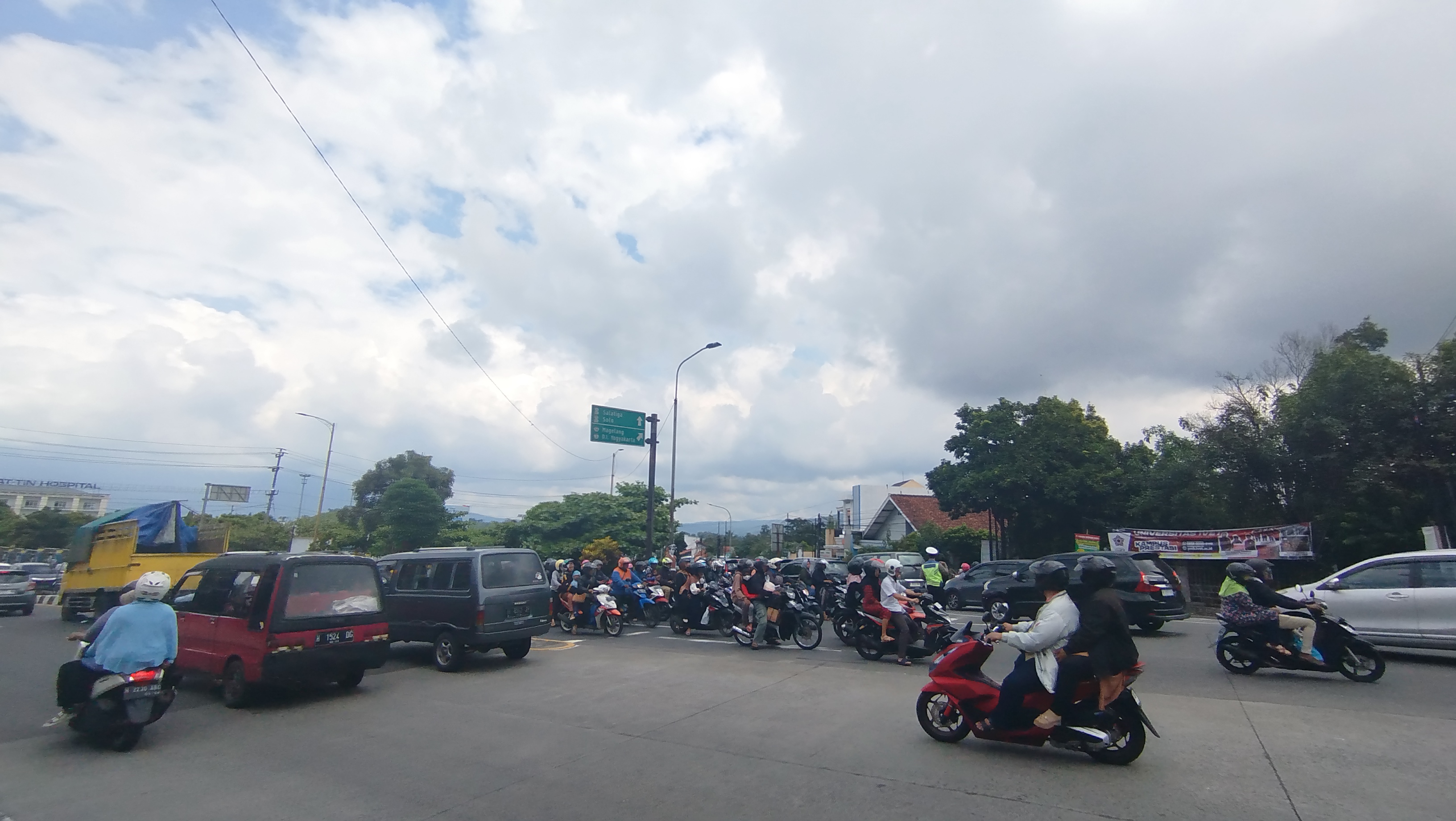Kondisi Simpang Bawen Kamis (11/4) siang tadi dan petugas kepolisian mengatur arus lalu lintas