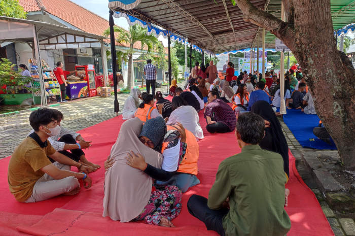 Warga binaan LPP Semarang gembira dan menangis bisa bertemu keluarga saat lebaran Idul Fitri, Kamis (11/4/2024). IDA FADILAH/JAWA POS RADAR SEMARANG