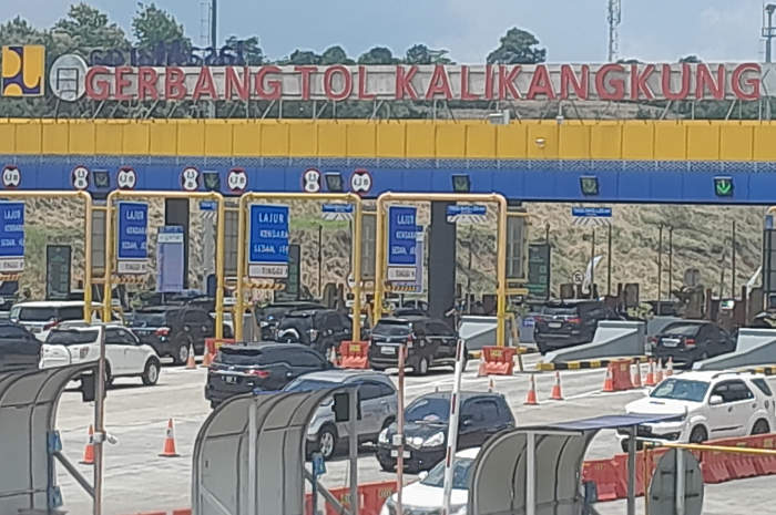 Selama dua hari ini lebaran, arus kendaraan yang keluar masuk melalui Gerbang Tol Kalikangkung Semarang masih ramai lancar, Kamis (11/4/2024). (Nurchamim/Jawa Pos Radar Semarang)