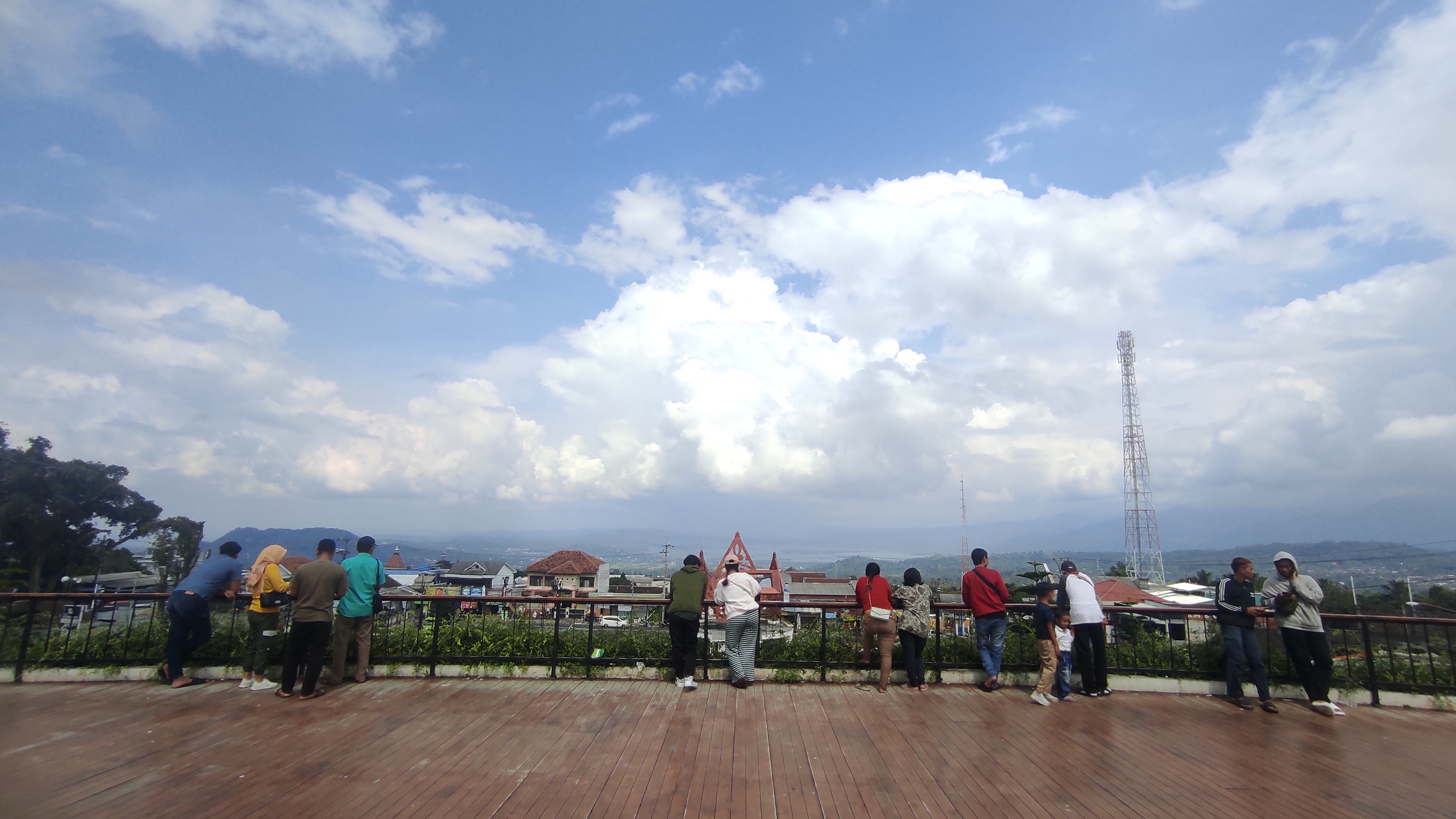 Beberapa warga yang berfoto dari atas RTH Bandungan