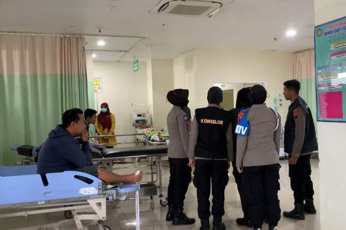 Korban luka kecelakaan bus Rosalia Indah dirawat di RSI Kendal. (Devi Khofifatur Rizky/Jawa Pos Radar Semarang)