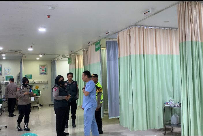 Korban luka kecelakaan bus Rosalia Indah dirawat di RSI Kendal. (Devi Khofifatur Rizky/Jawa Pos Radar Semarang)
