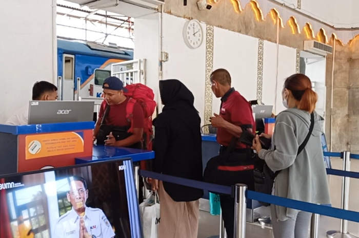 Sejumlah pemudik balik ketika melakukan boarding pass di Stasiun Poncol dan Tawang. ADENNYAR WYCAKSONO/JAWA POS RADAR SEMARANG